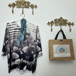 Contemporary floral lace fusion short sleeve Xl/1X ptp 25” l 33”